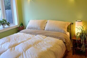تختخواب و صبحانه Mediterranean Edmonton Bnb