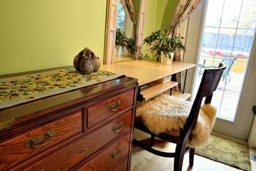 تختخواب و صبحانه Mediterranean Edmonton Bnb