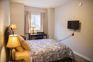 تختخواب و صبحانه Midnight Sun Inn