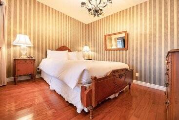 هتل Auberge Sous Les Arbres