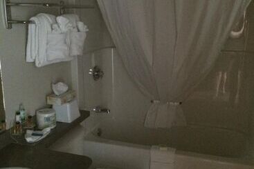 هتل Foxwood Inn And Suites