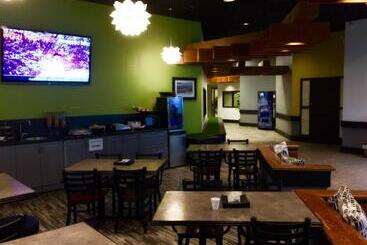 هتل Home Away Inn