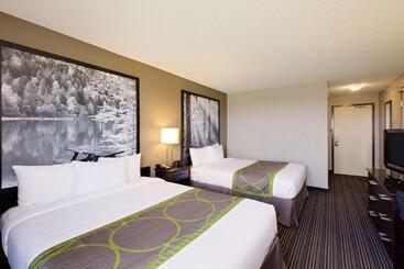 هتل Super 8 By Wyndham Kapuskasing