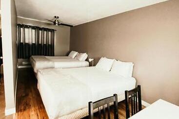 مُتل Hinton Highway Inn