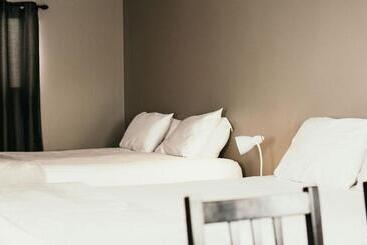 مُتل Hinton Highway Inn