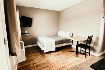 مُتل Hinton Highway Inn