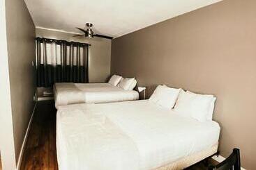 مُتل Hinton Highway Inn