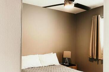 مُتل Hinton Highway Inn