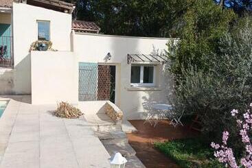 تختخواب و صبحانه Charmant Petit Studio Avec Jardin Et Piscine