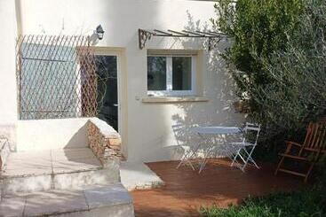 تختخواب و صبحانه Charmant Petit Studio Avec Jardin Et Piscine