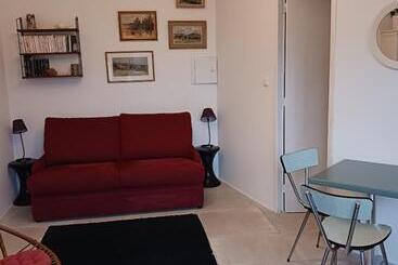 تختخواب و صبحانه Charmant Petit Studio Avec Jardin Et Piscine