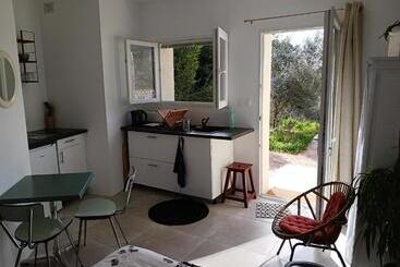 تختخواب و صبحانه Charmant Petit Studio Avec Jardin Et Piscine