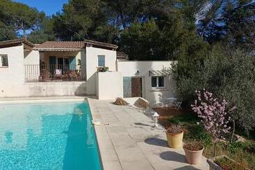 تختخواب و صبحانه Charmant Petit Studio Avec Jardin Et Piscine