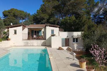 تختخواب و صبحانه Charmant Petit Studio Avec Jardin Et Piscine