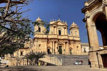 تختخواب و صبحانه Bnb Noto   Charming Tiny House