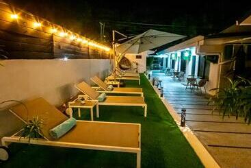 هتل Anika Boutique Suites