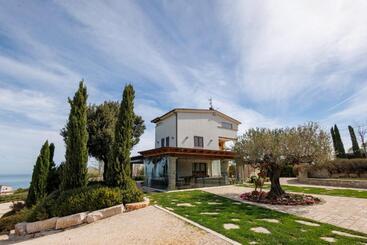 هتل Colle Degli Ulivi Green Resort