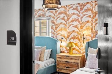 هتل Luxuri Suites 215 In Miami Beach
