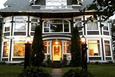 تختخواب و صبحانه The Hillhurst Inn