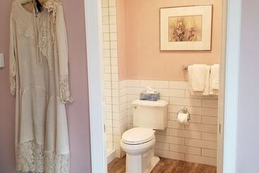 تختخواب و صبحانه Lady Macdonald Country Inn