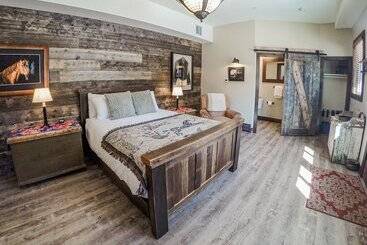 تختخواب و صبحانه Lady Macdonald Country Inn