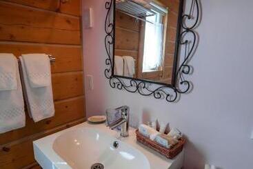 تختخواب و صبحانه Northern Lights Resort & Spa