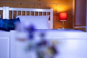 تختخواب و صبحانه Northern Lights Resort & Spa