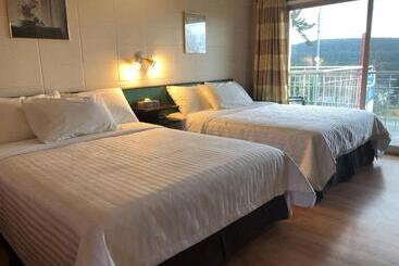 Holiday House Motel