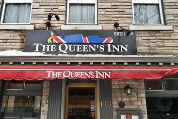 בית מלון כפרי The Queen's Inn