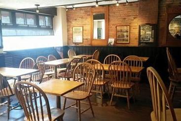בית מלון כפרי The Queen's Inn