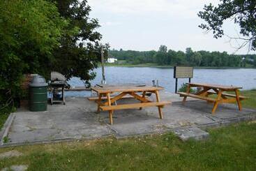 مُتل Campbellford River Inn