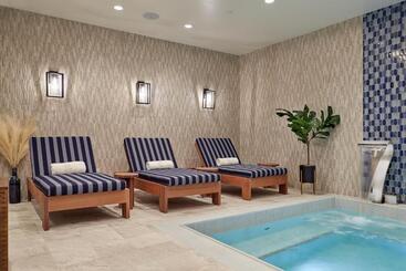 استراحتگاه 124 On Queen Hotel & Spa