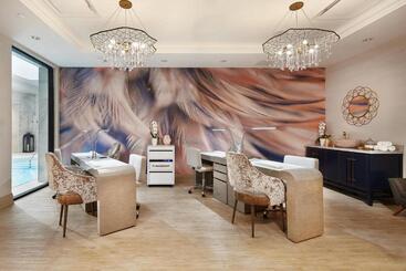 استراحتگاه 124 On Queen Hotel & Spa