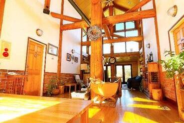 تختخواب و صبحانه Hakuba Pension & Log Hotel Meteor