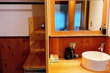 تختخواب و صبحانه Hakuba Pension & Log Hotel Meteor
