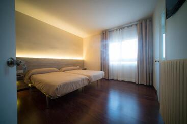 هتل El Pi De Sant Just Habitacions I Apartaments