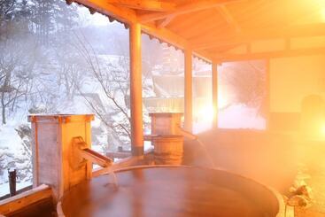 ریوکان Sansuiso Tsuchiyu Spa