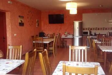 هاستل Hostal A La Sombra Del Laurel