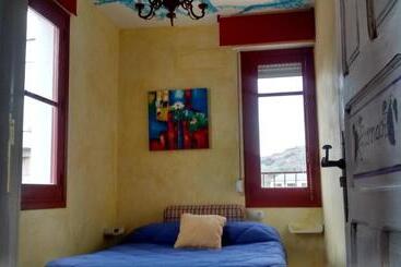 旅馆 Hostal A La Sombra Del Laurel