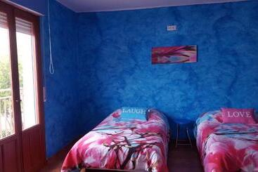 旅馆 Hostal A La Sombra Del Laurel
