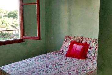 旅馆 Hostal A La Sombra Del Laurel