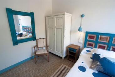 تختخواب و صبحانه Hostal Chic