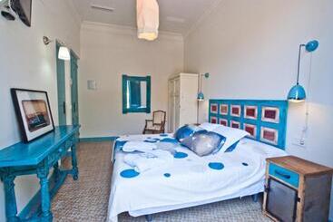تختخواب و صبحانه Hostal Chic