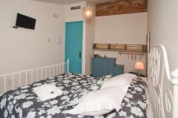 تختخواب و صبحانه Hostal Chic