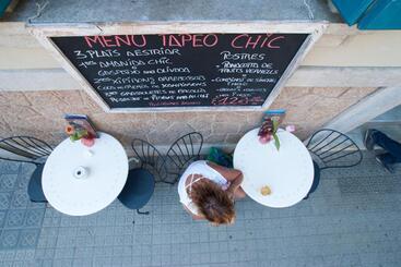 تختخواب و صبحانه Hostal Chic