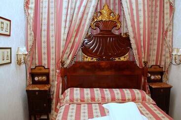 تختخواب و صبحانه Sitges Royal Rooms
