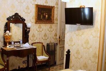 تختخواب و صبحانه Sitges Royal Rooms