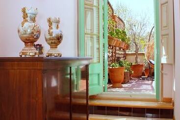 تختخواب و صبحانه Sitges Royal Rooms