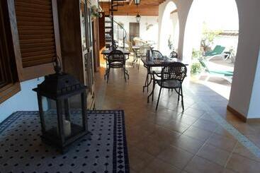 Casa Roble B&b