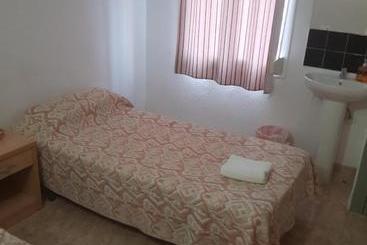 هاستل Hostal Pizzeria Oasis